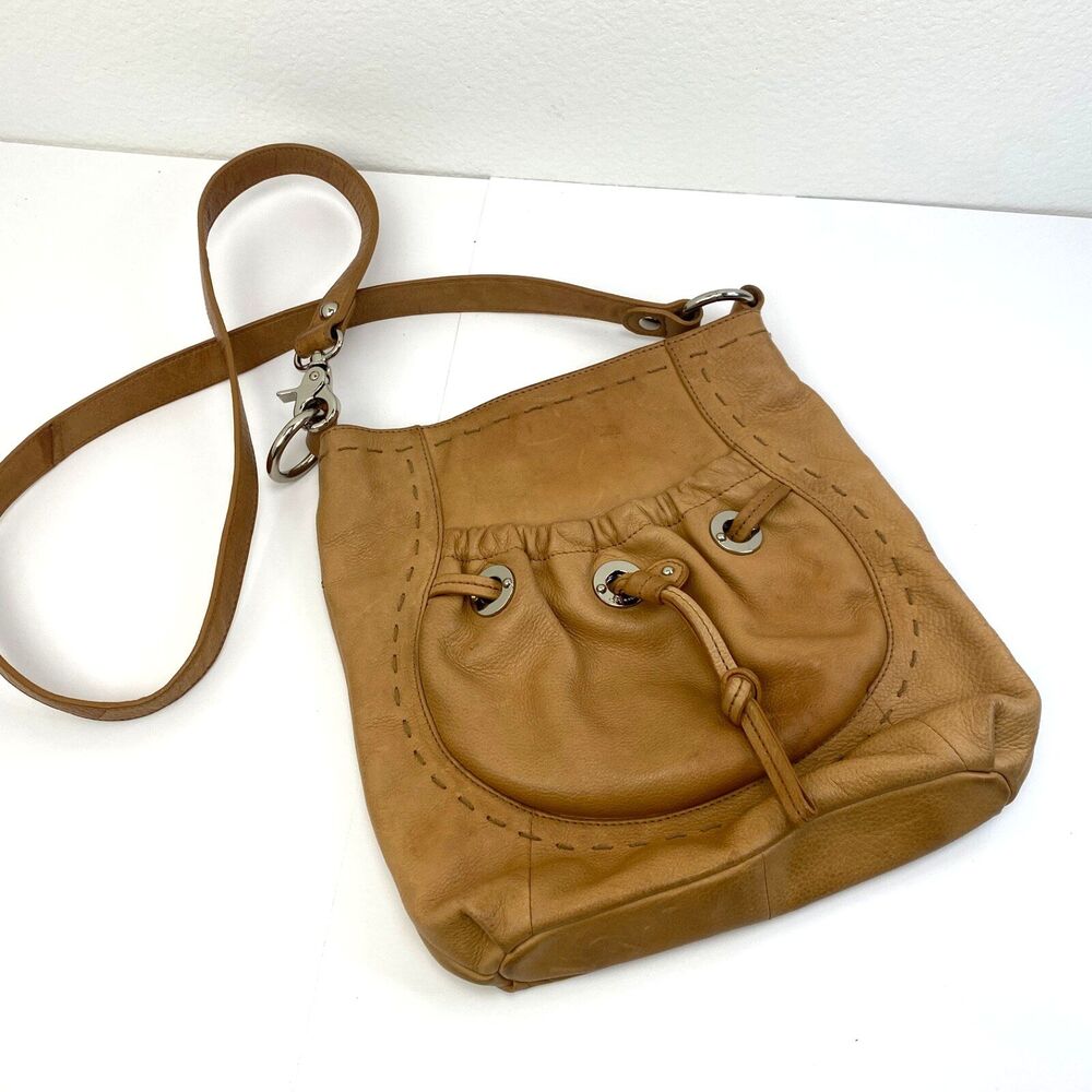 B Makowsky Butter Leather Tan Boho Bucket Bag Crossbody Adjustable Strap Pockets